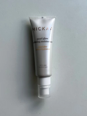 Hickap Pearl Glow Priming Moisturizer - Säljer en Pearl Glow Priming Moisturizer från Hickap. Kan användas på olika sätt. Endast testad 2-3 gånger! Nypris: 299kr