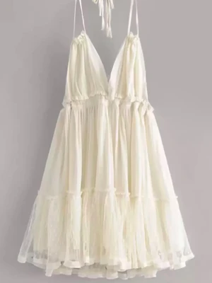 Sommar klänning - Jätte fin klänning som är låg i ryggen, endast använd få gånger. Lite beige/vit i färgen 