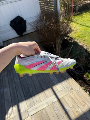 Adidas Predator fotbollsskor neonrosa - Säljer ett par Adidas Predator fotbollsskor med snygg design storlek 44! Skorna håller bra kvalité.