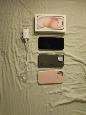 iPhone 15 i nyskick med tillbehör  - Jag säljer min iPhone 15 som jag fick i födelsedagspresent för 4 veckor sen. Den enda anledningen till att jag säljer är att jag sitter i en ekonomisk kris. Om du vill köpa så får du respektera att jag antingen vill mötas upp så du får testa mobilen och det finns så ingen chans att den går sönder i frakten. Om du vill ha den skickad så skickar jag endast spårbart vi PostNord. 