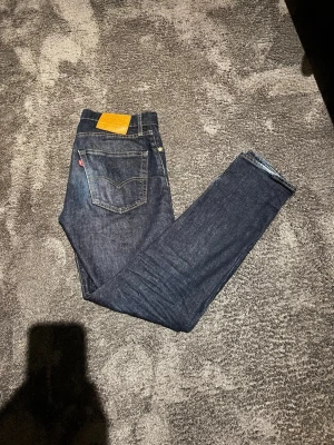 Levis 502 mörkblå - Taperd fit i mörkblå. 
