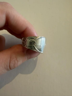 Silverring med graverat mönster - Handgjord från gamla bestick, nickelfri. US storlek 8,5, 18,5 mm