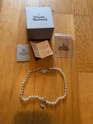 Pärlhalsband från Vivienne Westwood - Snyggt halsband från Vivienne Westwood med vita pärlor och silverfärgat spänne.