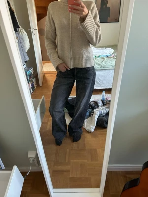 Svarta baggy jeans  - Populära svarta jeans från pull&bear med en lösare passform och lågmidjade