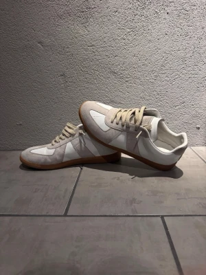 Maison margiela - Tjena, säljer nu dessa maison margiela skor som är riktigt schyssta skor i väldigt bra skick. Säljer skorna då jag är sugen på ett par andra skor 😅 box och tillbehör finns 