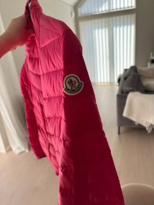 Rosa dunjacka från Moncler - Moncler jacka i modellen lans storlek 2 så alltså S/M. Köpte av en tjej som sa att den var äkta men har inget bevis mer än att qr koden går direkt till hemsidan och de är inget som tyder på att den inte är äkta men därav de låga priset. Lite fläckar på men tror de går bort i tvätten.
