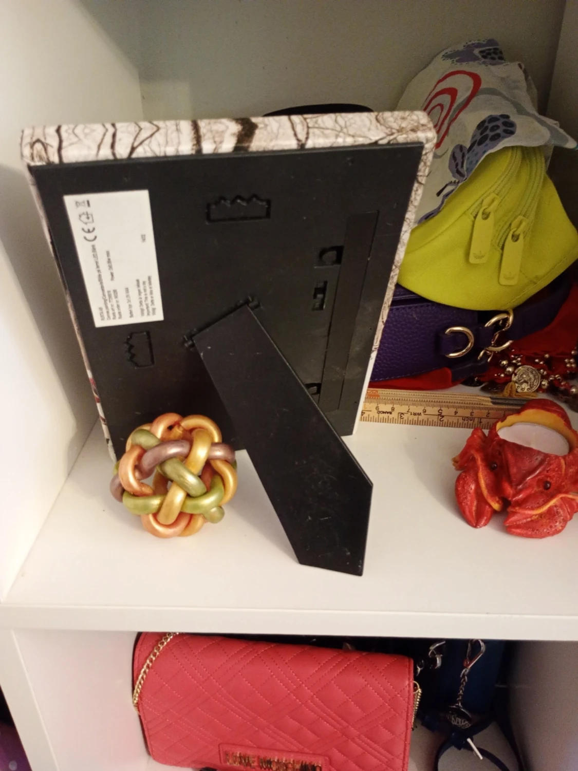 Tavla med vintermotiv och röda bänkar - 1