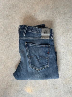 Replay blåa jeans - Tjena säljer nu dessa fina Replay jeans i storlek W36(sitter mer som W31/32/33) L31 perfekt storlek för dig som vill ha ett par Replay jeans som inte sitter för ”slim”. Byxorna är endast använda ett fåtal gånger och är i väldigt bra skick. Skriv om du vill ha fler bilder, mått eller annat. Priset går självklart att diskutera.