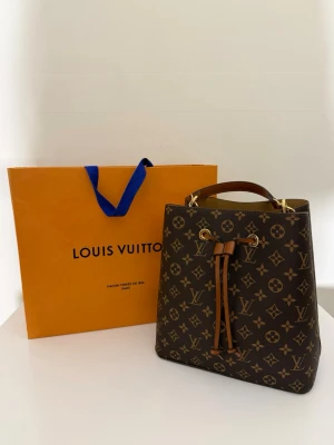 Brun väska - Stilren brun väska, helt ny.