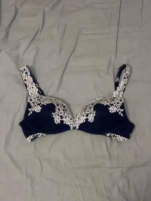 Intimissimi Bh - Hej! Jag säljer denna BH pga att den är i fel storlek, köp här på vinted och endast testad en gång. Storlekslappen är bortklippt. (Tvättad)💕