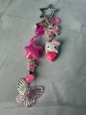 HELLO KITTY//BUTTERFLY - keychain - ⭐️SANRIO keychain ⭐️ ✨🤍 FREEBIES (godis & random stickers) ingår i alla beställningar över 70kr 🤍