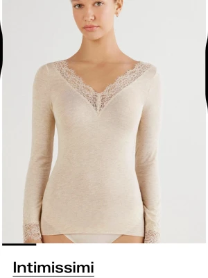  Intimissimi tröja - Beige långärmad topp från Intimissimi med spets, använd fåtal gånger så typ så gott som ny! Nypris 539kr