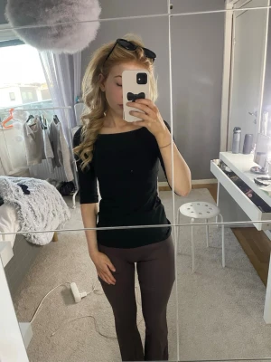 Bruna bootcut leggings - Säljer ett par bruna leggings med bootcut-modell och hög midja. De är stretchiga och sitter tajt upptill men har utsvängda ben. Perfekta till en avslappnad men ändå trendig look. Materialet känns mjukt och följsamt.