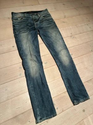 Nudie Jeans  - Riktigt snygga Nudie jeans men skön tvätt! Mycket bra skick, knappt använda! W33/L34