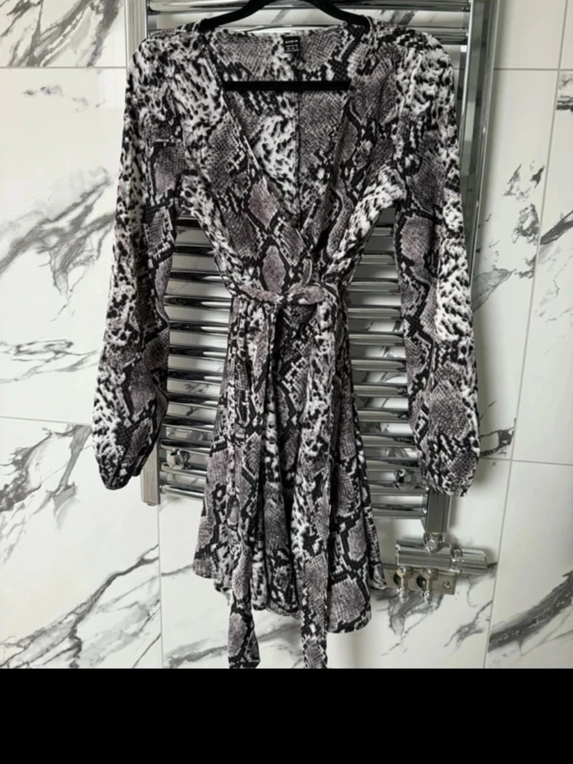 Kort omlottklänning med ormmönster