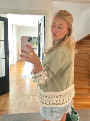 Zara jacka - super söt och trendig jeans jacka från zara!❤️ perfekt nu till sommaren