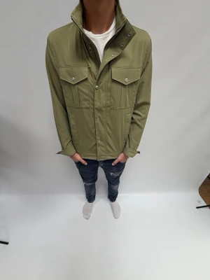 J Lindberg fieldjacka - Riktigt go J Lindberg fieldjacka som är riktigt snygg och skön nu till våren 