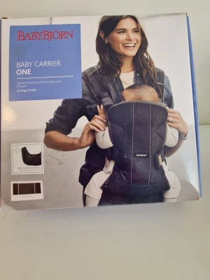 Ingen läpprodukt på bilden - Bilden visar en BabyBjörn bärsele och inte en produkt inom kategorin Skönhet → Läppar → Övrigt inom läppar.