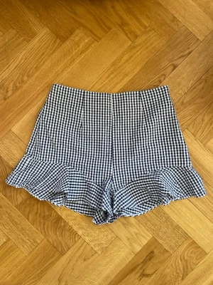 Shorts  - Jättefina rutiga shorts från Zara med volang💙