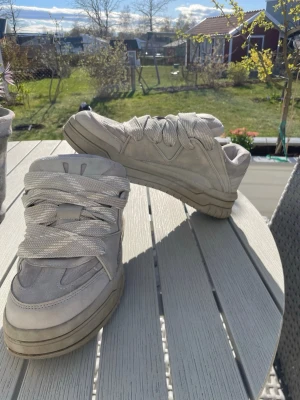 Chunky grå sneakers med breda snören - Säljer nu mina bershka som jag har tagit väl hand om säljer för 500 men nya kostar 799 och jag har inte användt dom så mycket. Rekommenderar verkligen jättesköna och snygga skor