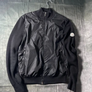 Moncler cardigan  - Fint skick utom små defekt ( visas på bild ) och hål i fickan| Size S och sitter mer som XS, passar dig runt 170 | nypris cirka 10000 |