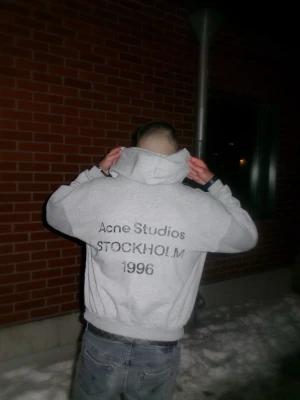 Acne studios hoodie - Säljer en sjukt snygg och eftertraktad acne studios hoodie passar både tjej och kille. Tröjan är endast använd 3 gånger, sjukt snygga detaljer på tröjan. Hör av er för fler bilder eller andra funderingar😃 pris går att diskutera även byten kan vara intressant, hål vid nacken men inget som syns vid användning 