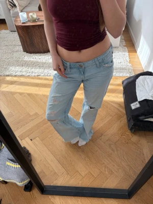 håliga jeans  - Säljer dessa populära jeans från gina. Har klippt av dem, jag är ca 158 och den går lite längre ner än foten. Finns bild längst bak. Har ej måttband eller liknande så kan ej mäta innebenslängden❣️