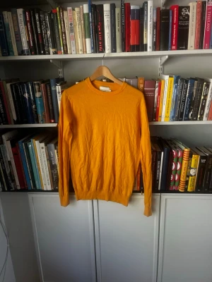 Gul rundhalsad tröja från Les Deux - Snygg gul tröja med rund halsringning och långa ärmar. Tröjan har en enkel och stilren design med ribbade muddar vid ärmslut och nederkant. Perfekt för dig som vill sticka ut med färg i garderoben.