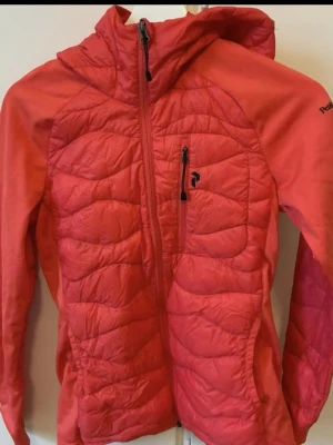 Helium dunjacka - Tunn heliumjacka från peak performance med luva