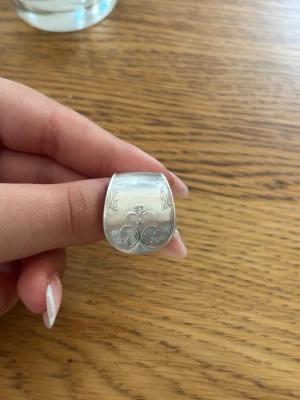 Silverring - Handgjord ring i silver, skapad av återvunna gamla bestick. Varje ring är unik med sin egen form och karaktär. Tidlös, slitstark och perfekt som en personlig detalj till vardags.🩶