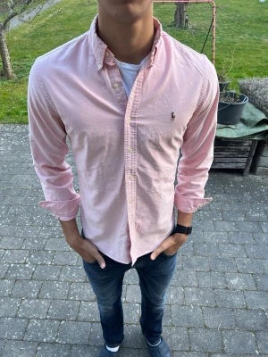 Ralph Lauren skjorta  - Snygg Ralph Lauren skjorta storlek M slim fit, passar dig som är runt 180-189 cm. Skriv om du har frågor! Paketpris vid flerköp😃