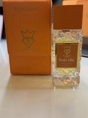 BUJAIRAMI POWDER AFFAIR EXTRAIT DE PARFUM 100ML-INSPIRERAD AV VANILLA POWDER - BUJAIRAMI POWDER AFFAIR EXTRAIT DE PARFUM 100ML-INSPIRERAD AV VANILLA POWDER extrait - cirka 80% kvar i flaskan.