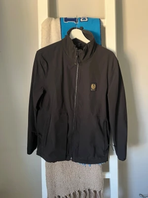 Svart jacka från Belstaff - Snygg svart jacka från Belstaff. Hör av vid frågor eller bud. Skicket är mycket bra.