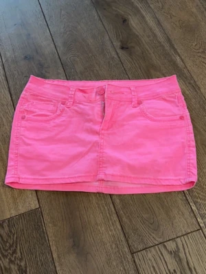 jeanskjol - cool rosa jeanskjol ! köpt utomlands 🩷🩷 midjemått 37cm