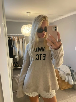 Zadig & Voltaire Stickad - Så snygg stickad tröja från Zadig! Endast använt några gånger men i nyskick fortfarande. 100% merinoull, nypris ca 6500:-   OBS. Storlek L men passar mig som har S vanligtvis, skulle därmed säga att det är mer än M. 