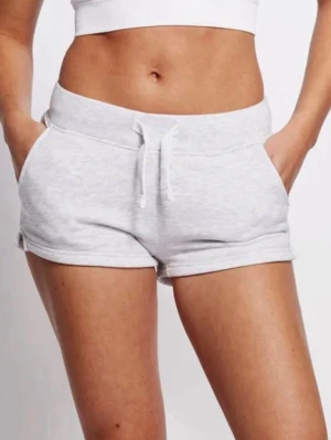 SÖKER russemerch grå shorts  - Söker ett par russemerch shorts i grått