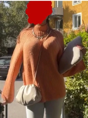 tröja - Trendig orange färgad stickad tröja med hög hals och breda ribbade ränder. Tröjan har en avslappnad passform och långa ärmar, perfekt för lager-på-lager-stil. Materialet är mjukt och mysigt. väldigt trendig och snygg som passar alla.🔥🔥❤️
