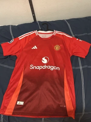 Manchester United matchtröja Adidas - Dom har skrevet xl men de stämmer inte det passar för M elle S
