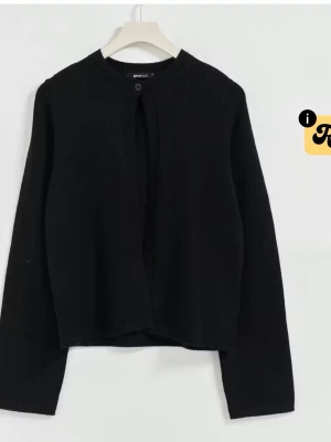 Svart kofta från Gina Tricot - En stilren svart kofta från Gina Tricot med rund halsringning och lång ärm. Koftan är öppen framtill utan knappar och har ribbade kanter. Den är slutsåld just nu och jag köpte den för 360kr 