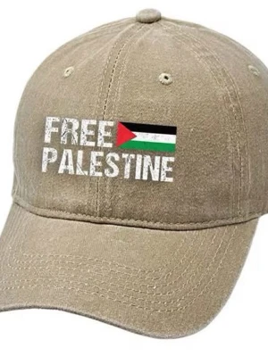 Beige keps med Free Palestine-tryck - Snygg beige keps med texten 'Free Palestine' och en flagga broderad framtill. Kepsen har böjd skärm och synliga sömmar för en klassisk look. Justerbar baktill för perfekt passform. Perfekt accessoar för att visa ditt stöd.