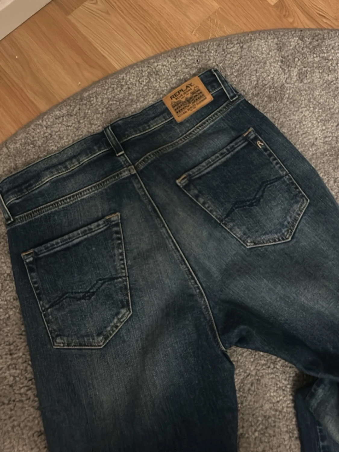 Mörkblå Replay jeans med tvättade detaljer - 2