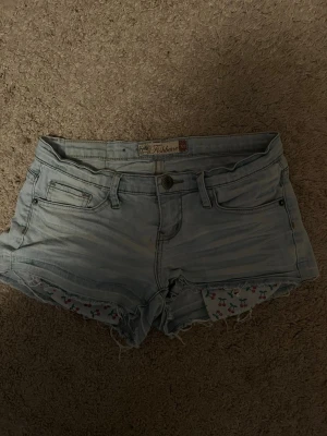 Jeans shorts  - Jeans short körsbär fickor. Fint sick men använda