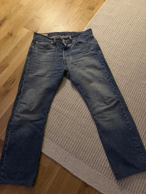 Levi's blå raka jeans - Klassiska blå Levi's jeans med rak passform. Jeansen är i storlek 31/30.
