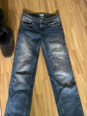 Raka blå Nelly jeans - Säljer ett par blåa straight jeans från Nelly i storlek 32, säljer pga passar inte mig längre. Använda kanske 10 gånger men är i väldigt bra skick. Skriv gärna för mer frågor😊