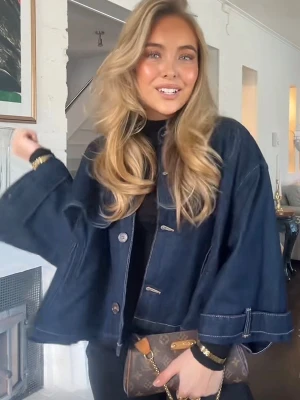 mörkblå jeansjacka - Trendig jeansjacka i mörkblå denim. Jackan kommer från Zara och är i storlek XS. 