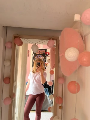 Ljuslila basic t-shirt i bomull - En enkel vit t-shirt med normal passform och korta ärmar. Tillverkad i mjuk bomull, perfekt för en avslappnad och stilren look. Passar till det mesta och är ett måste i garderoben.