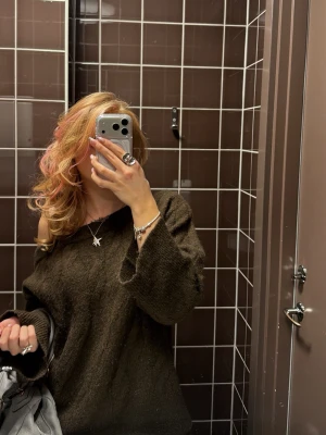 Mörkbrun off shoulder stickad tröja - Mysig mörkbrun stickad tröja med off shoulder-modell. Från Gina Young i storleken 158/164 men passar s-m i storleken. Knappt använd därav säljes💕