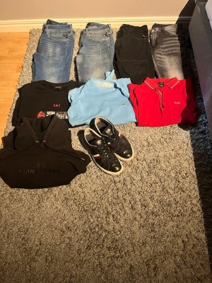 Kläder - Jeans, skor, hoodie, skjorta, sweatshirt och massa mer till säljning för dunder priser, passa på och köp.