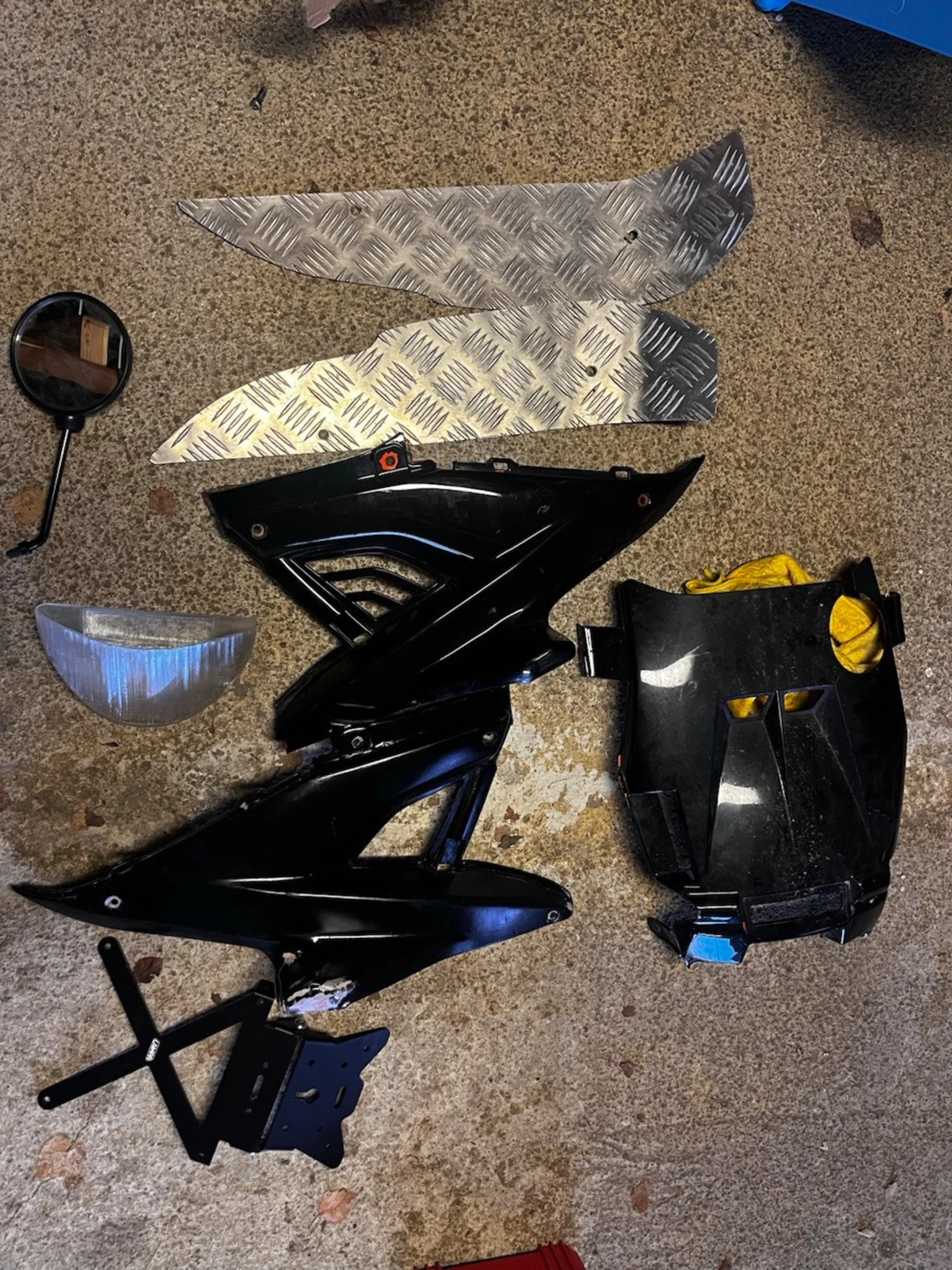 Svarta kåpor och delar till moped - 1
