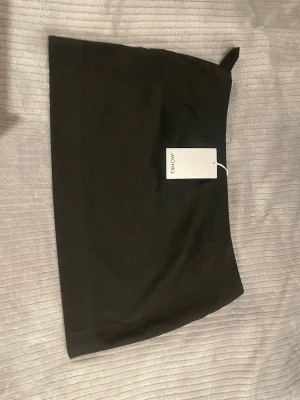 Svarr minikjol - Kort svart kjol från monki🥰 Prislapp kvar och aldrig använd! Liten slit på båda sidor.